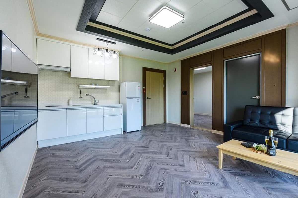 Un appartement moderne comprenant une cuisine, un espace de vie et un coin repas.