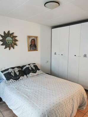 3 bedrooms, iron/ironing board, free WiFi