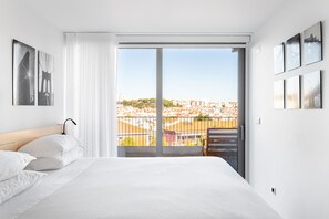 2 quartos, cofres nos quartos, escrivaninha