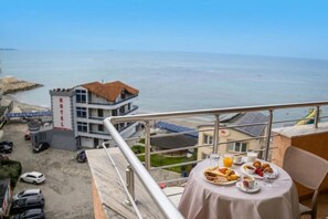Outdoor dining - Hotel Nais Beach (Durrës)