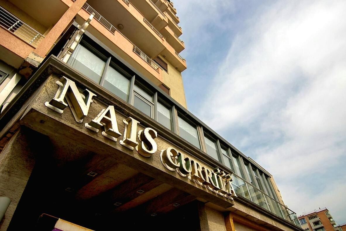 A building with a sign that reads 'NAIS CURRITZ'.