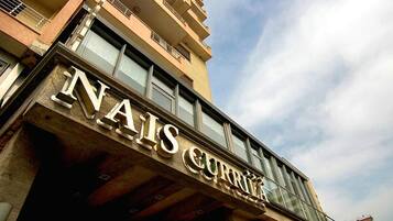 A building with a sign that reads 'NAIS CURRITZ'.