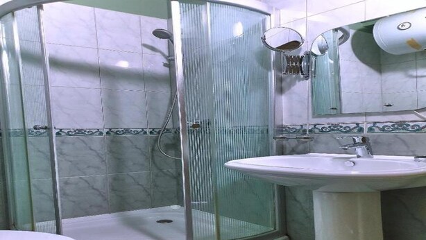 مستلزمات مجانية للعناية الشخصية، خف للقدمين، مراحيض شطف