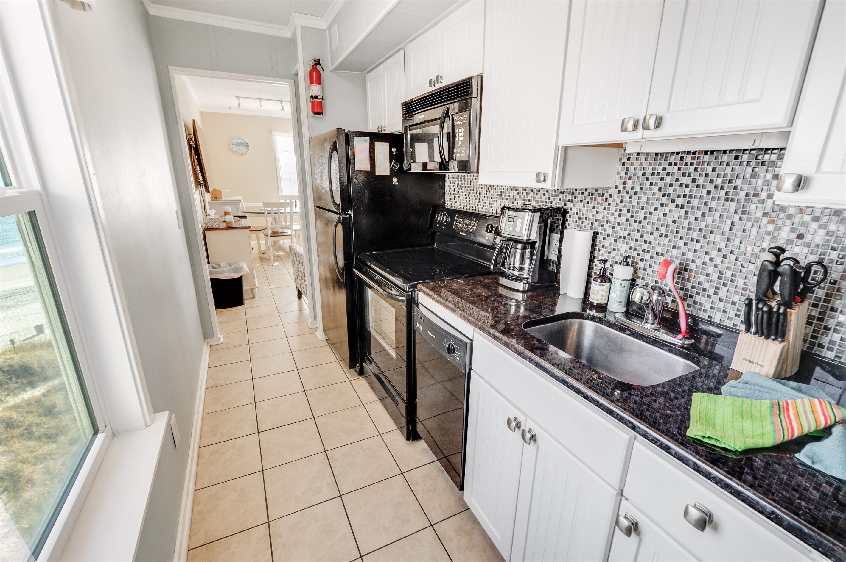 Full-sized fridge, microwave, oven, stovetop