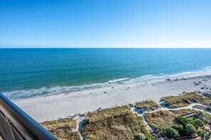 On the beach - New Top Floor Ocean Front 1BR with Updated Kitchen (North Myrtle Beach)