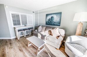 TV - No Steps - Low Floor - Oceanfront Balcony - Pools (North Myrtle Beach)