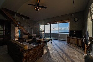 Nhà tiện nghi đơn giản, không hút thuốc (Beachfront, Pine House in Ginoza Hous) | Khu phòng khách | TV màn hình phẳng 