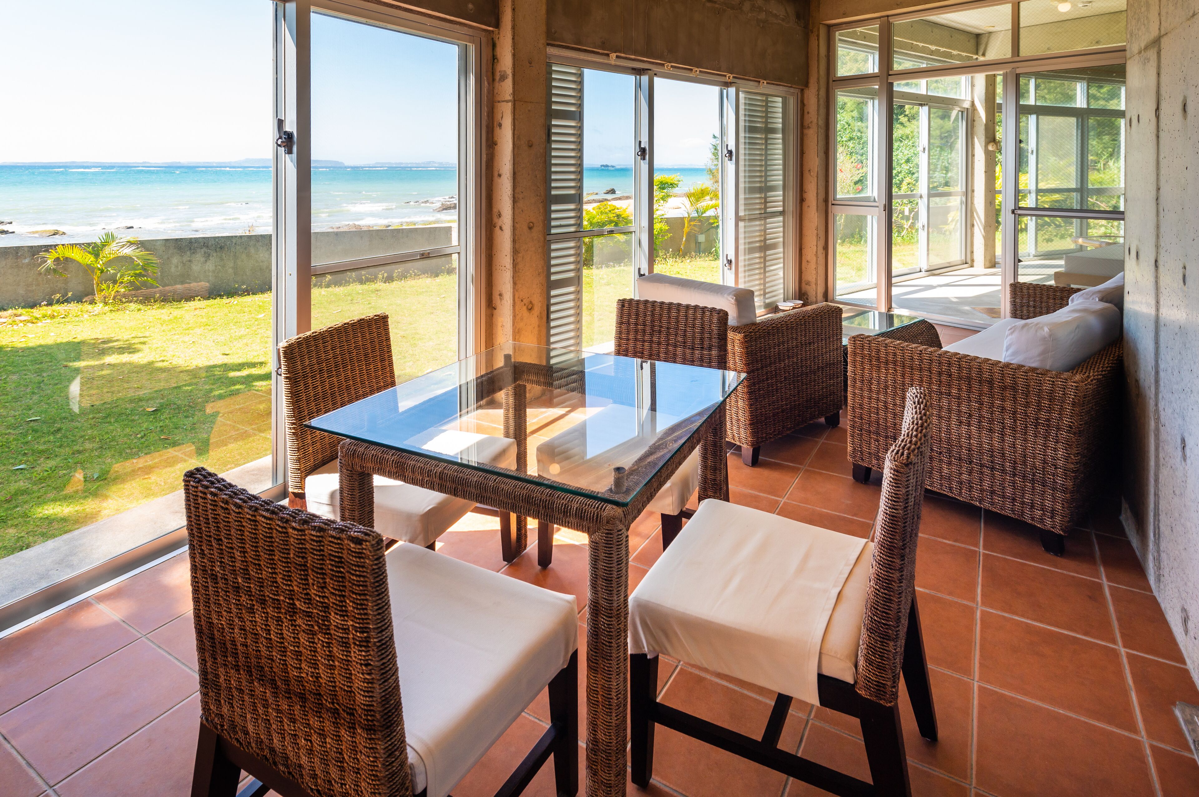 Casa conforto, para não fumantes (Beachfront, Pine House in Ginoza Hous) | Área de estar | TV de tela plana