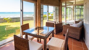 Hus – comfort, ikke-røyk (Beachfront, Pine House in Ginoza Hous) | Oppholdsområde | Flatskjerm-TV