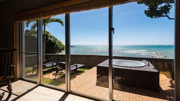 Comfort-hus - ikke-ryger (Beachfront, Pine House in Ginoza Hous) | Opholdsområde | Fladskærms-tv