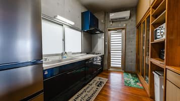 Comfort-hus - ikke-ryger (Beachfront, Pine House in Ginoza Hous) | Privat tekøkken | Køleskab, mikrobølgeovn, kogeplade, elkedel
