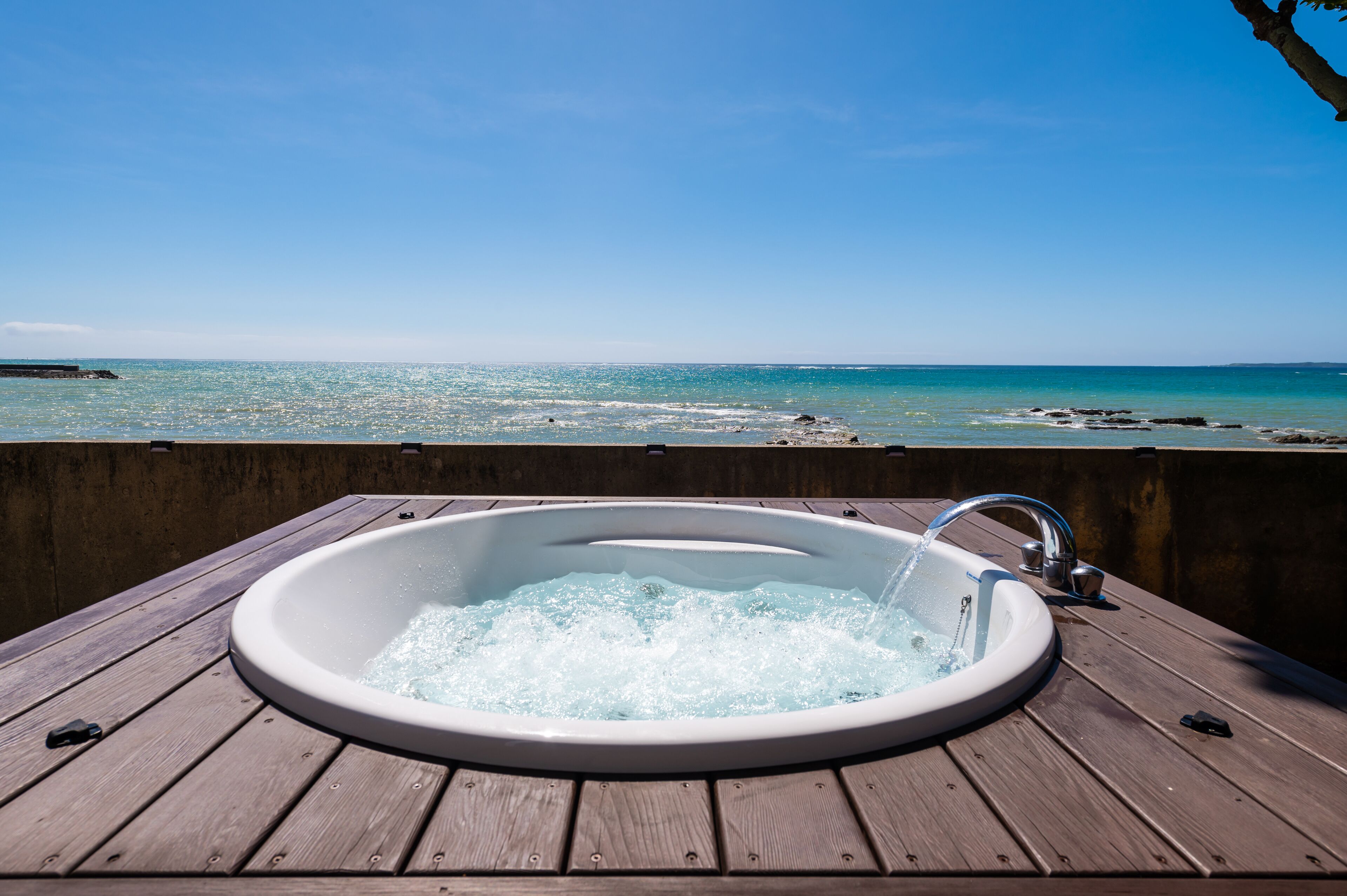 Casa conforto, para não fumantes (Beachfront, Pine House in Ginoza Hous) | Banheira de hidromassagem