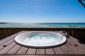 Pine House in Ginoza, Non Smoking (Beach Front) | Jetted bathtub - Pine House in Ginoza (Ginoza)