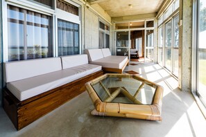 컴포트 하우스, 금연 (Beachfront, Pine House in Ginoza Hous) | 거실 공간 | 평면 TV