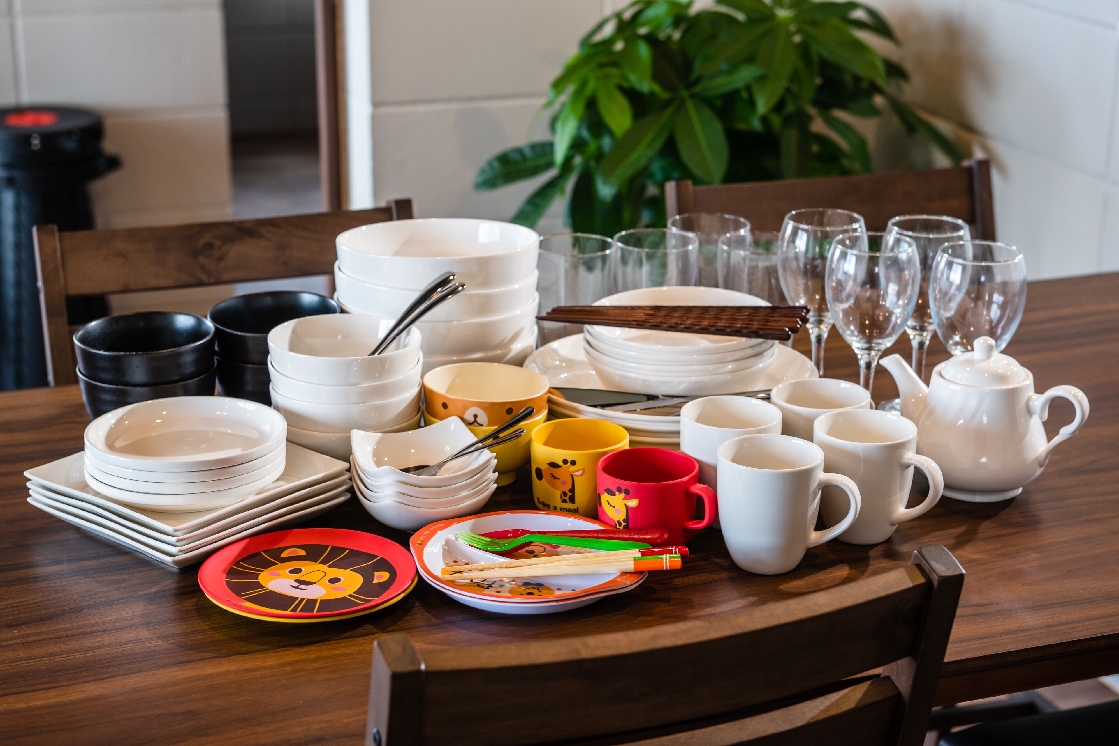 Una mesa de comedor con diversos platos, fuentes y tazas.