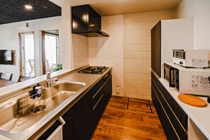 Refrigerador, microondas, placa de cocina, tetera/pava eléctrica