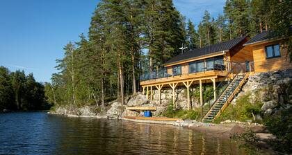 Exclusive and modern holiday home "Lilla älg" right on the lake 365 days a year!