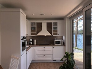Fridge, microwave, oven, stovetop - Exclusive and modern vacation home "Stora älg" directly on the lake 365 days a year! (Arvika)