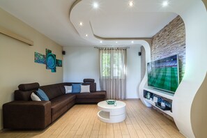 Smart TV, chimenea y tenis de mesa 