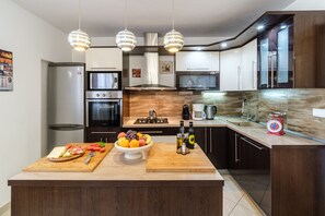 Fridge, microwave, oven, stovetop