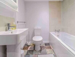 Bathtub, hair dryer, towels, soap - Puddle Duck Cottage (Hutton Cranswick)