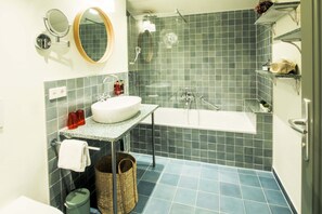 Departamento estándar, 1 habitación, balcón | Baño | Secadora de cabello, toallas, jabón, shampoo 