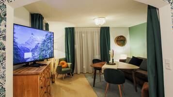 Familie appartement, 2 slaapkamers, balkon, uitzicht op bergen | Woonruimte | Smart-tv