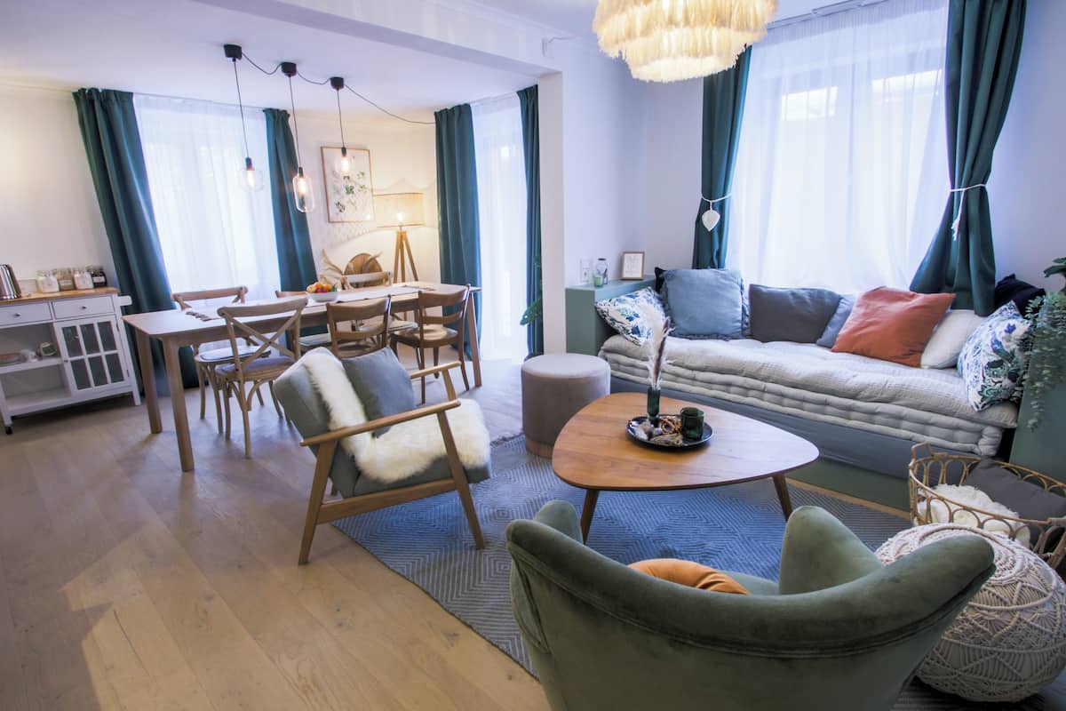 Appartement Exécutif, 3 chambres, balcon, vue montagne | Coin séjour | TV connectée, jouets