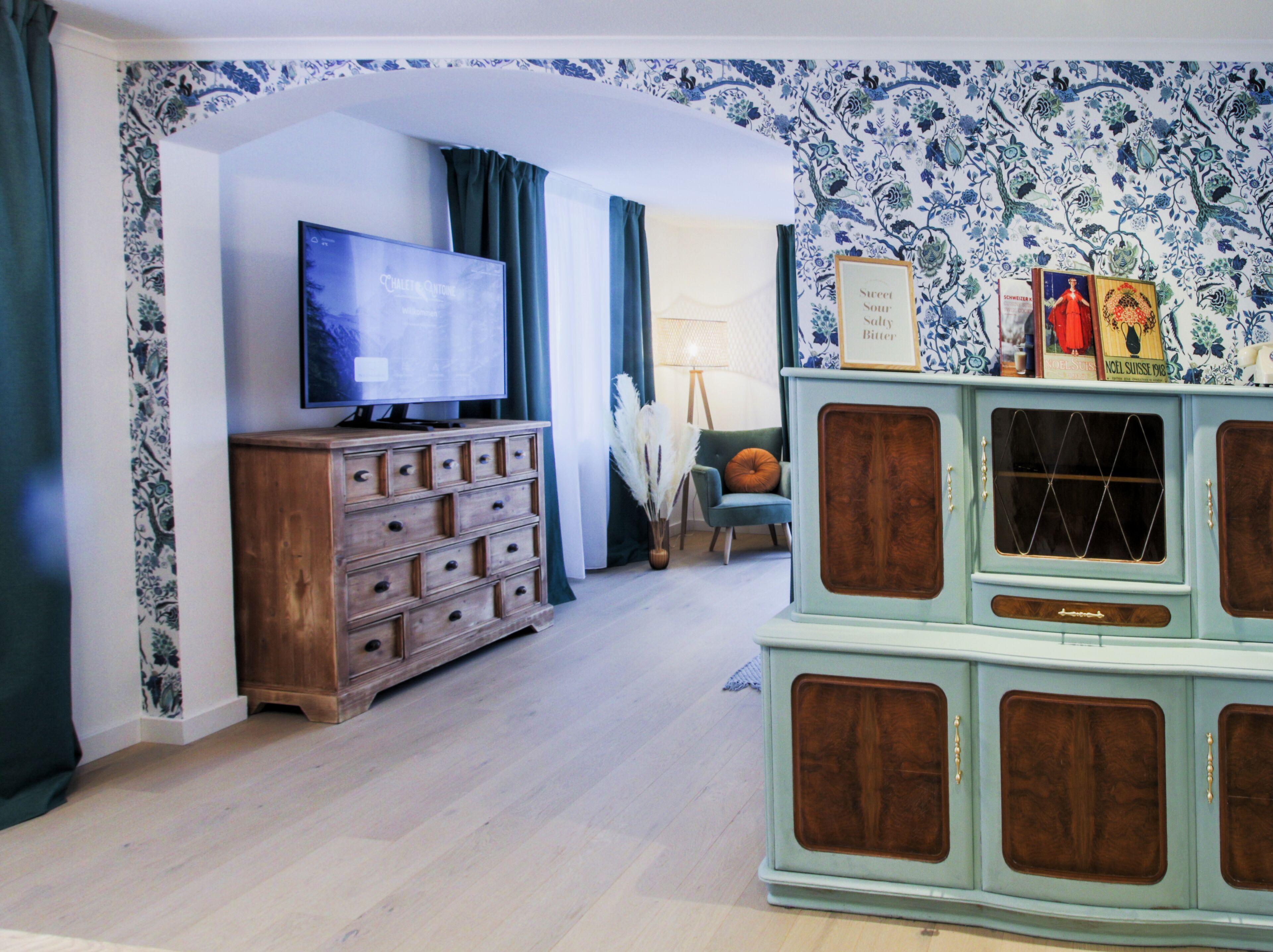 Appartamento familiare, 2 camere da letto, balcone, vista montagna | Area soggiorno | Smart TV