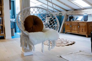 Estudio romántico, 1 cama doble, baño privado | Zona de estar | Una Smart TV, juguetes