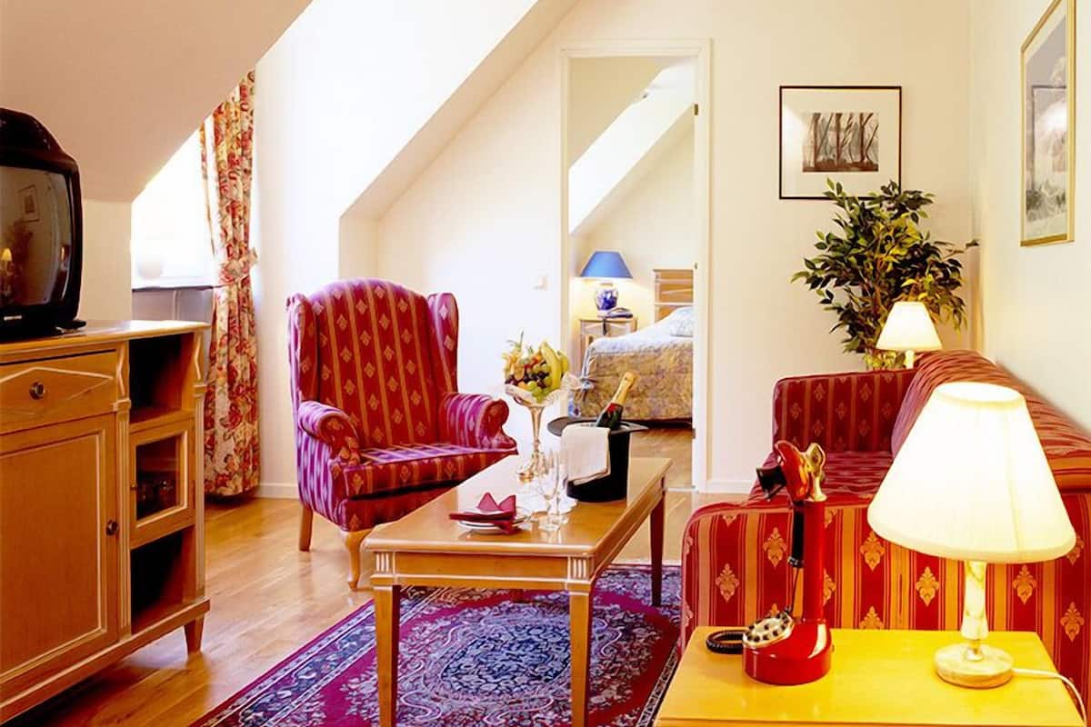 Suite familiare | 1 camera, una cassaforte in camera, una scrivania, tende oscuranti