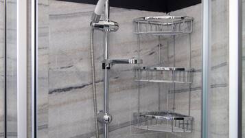 Apartamento | Banheiro | Produtos de toalete grátis, secador de cabelo, chinelos