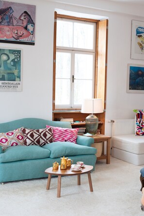 Un futbolín, una mesa de tenis de mesa, libros, una videoteca