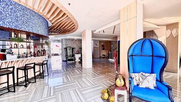 Lobby lounge, ocean views, open daily