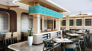Un interior de restaurante moderno con una barra central, varias mesas para comer y sillas.