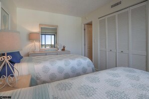 2 bedrooms, Internet, bed sheets - Your Piece of Paradise! Super 2B/2B Beachfront Condo At Island Winds, Heated Pool, Tennis, WiFi (Fort Myers Beach)