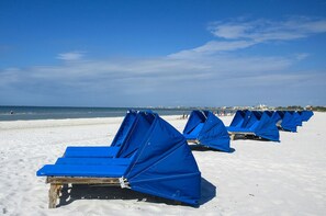 På stranden