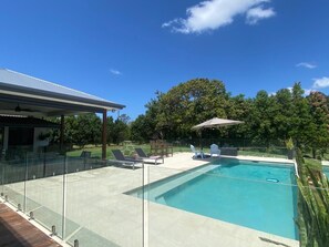 Una piscina al aire libre