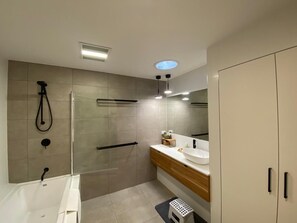 Ducha y bañera combinadas, secador de pelo, toallas y jabón