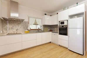 Micro-ondes, four, lave-vaisselle, grille-pain