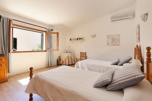 4 slaapkamers, een strijkplank/strijkijzer, gratis wifi, beddengoed