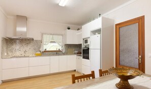 Een microgolfoven, een oven, een vaatwasser, een broodrooster