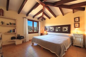 3 slaapkamers, een strijkplank/strijkijzer, gratis wifi, beddengoed