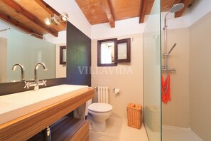 Een haardroger, handdoeken