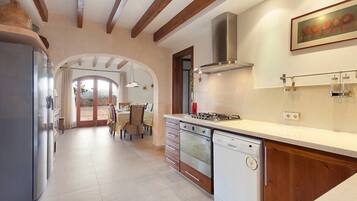 Een magnetron, een oven, een vaatwasser