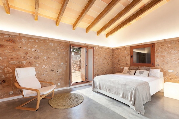 6 slaapkamers, een strijkplank/strijkijzer, gratis wifi, beddengoed