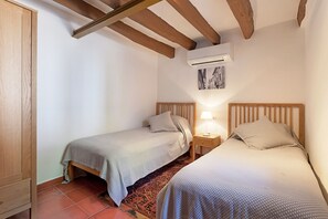 4 bedrooms, iron/ironing board, free WiFi, bed sheets