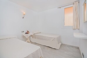 3 slaapkamers, een strijkplank/strijkijzer, gratis wifi, beddengoed