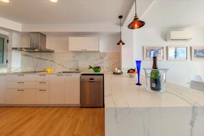 Microwave, oven, dishwasher, cookware/dishes/utensils
