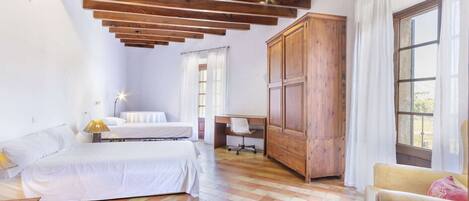 4 bedrooms, iron/ironing board, free WiFi, bed sheets